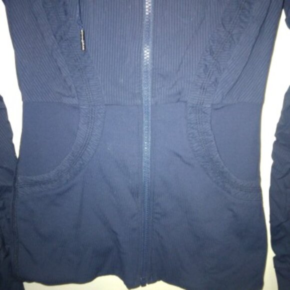 Lululemon hooded Define jacket with ruching size 8 (M ) - Picture 3 of 5